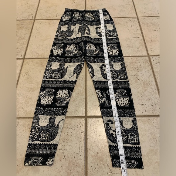 Black and Cream Tribal Pattern Leggings - Picture 6 of 6